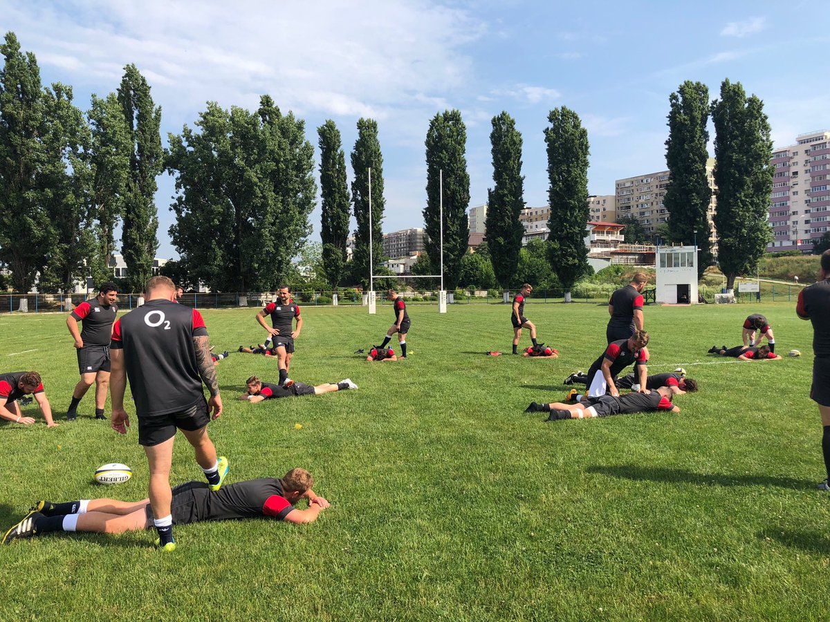 Alternative soft tissue massage during warm-up #handson #nostuds #physio