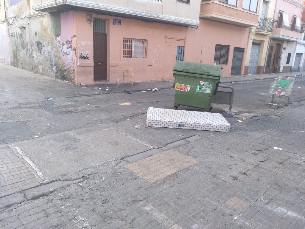 ValenciaEscucha's tweet photo. El gobierno de Ribó prometió asfaltar, aceras nuevas y rehabilitar esta calle del Cabanyal. Tres años después así sigue. No ejecutan las inversiones que ellos mismos planifican, y no por falta de dinero, sino de voluntad. https://t.co/ECP1imVMDA