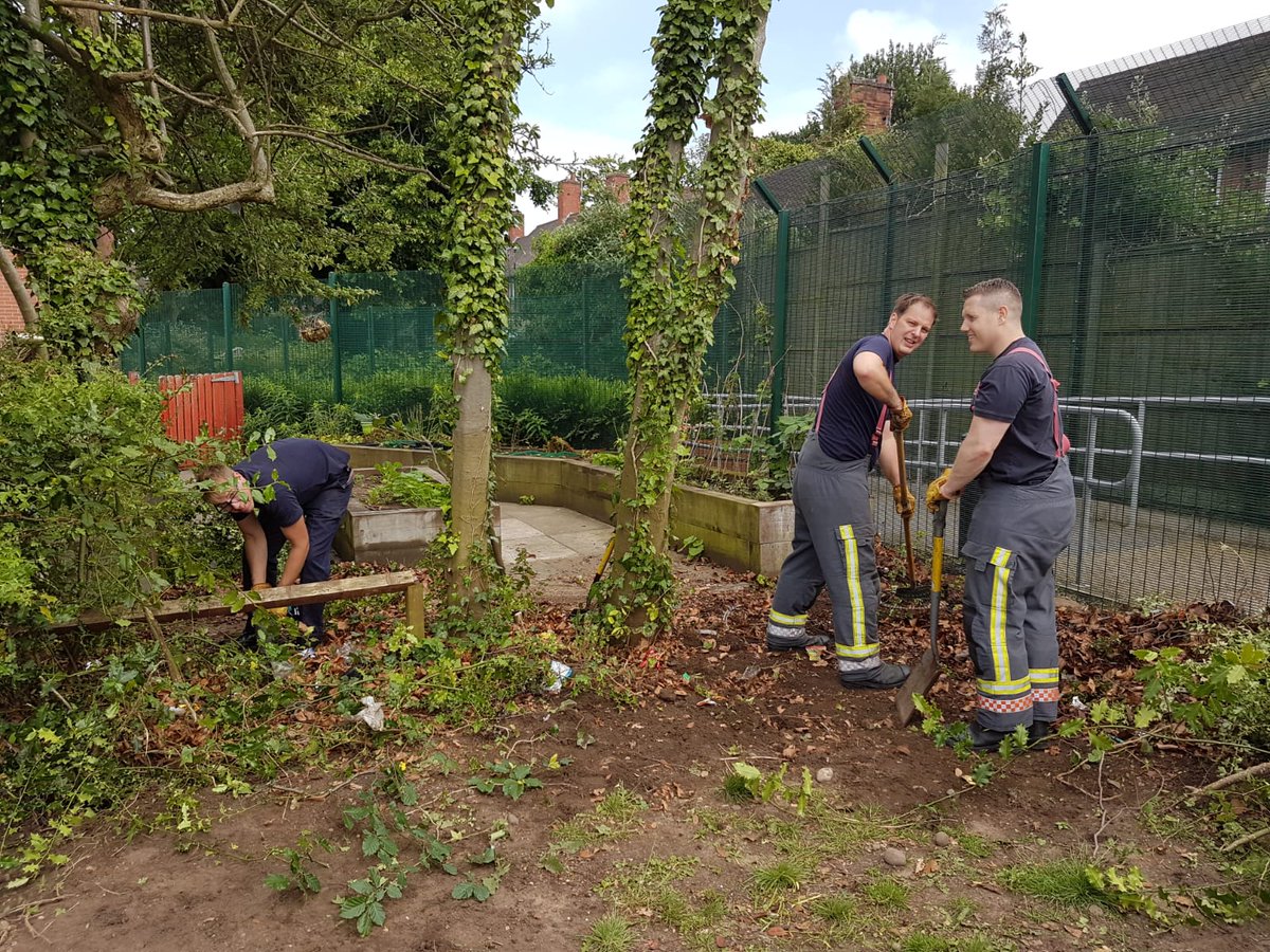 CraigCooperNFRS's tweet photo. @nottsfire #WhiteWatch from #ArnoldFS getting stuck in @SeelyPrimary to give back to the community. They are helping the school out with a garden renovation to create a useable space for the school to utilise for years to come #CreatingSaferCommunites #GivingBack #GreatWork https://t.co/w1naeChe5s