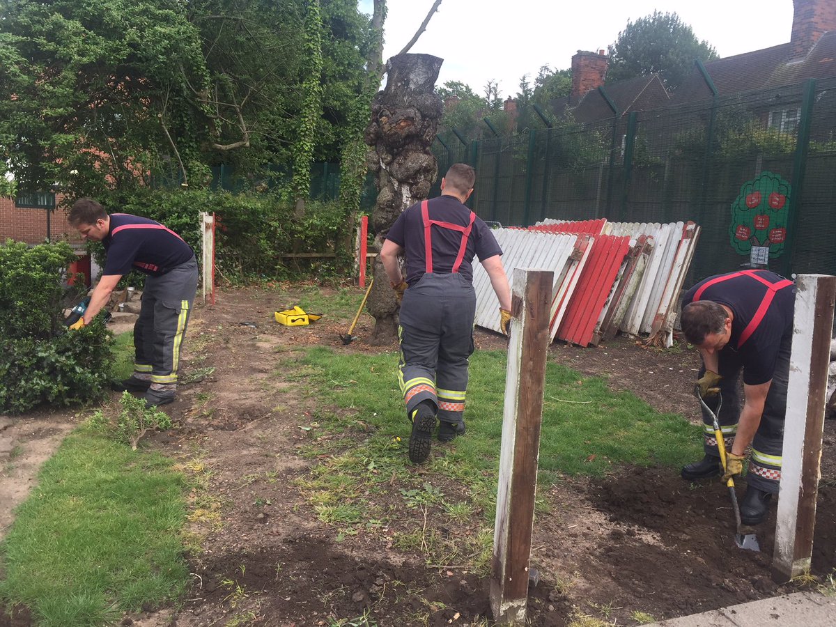 CraigCooperNFRS's tweet photo. @nottsfire #WhiteWatch from #ArnoldFS getting stuck in @SeelyPrimary to give back to the community. They are helping the school out with a garden renovation to create a useable space for the school to utilise for years to come #CreatingSaferCommunites #GivingBack #GreatWork https://t.co/w1naeChe5s