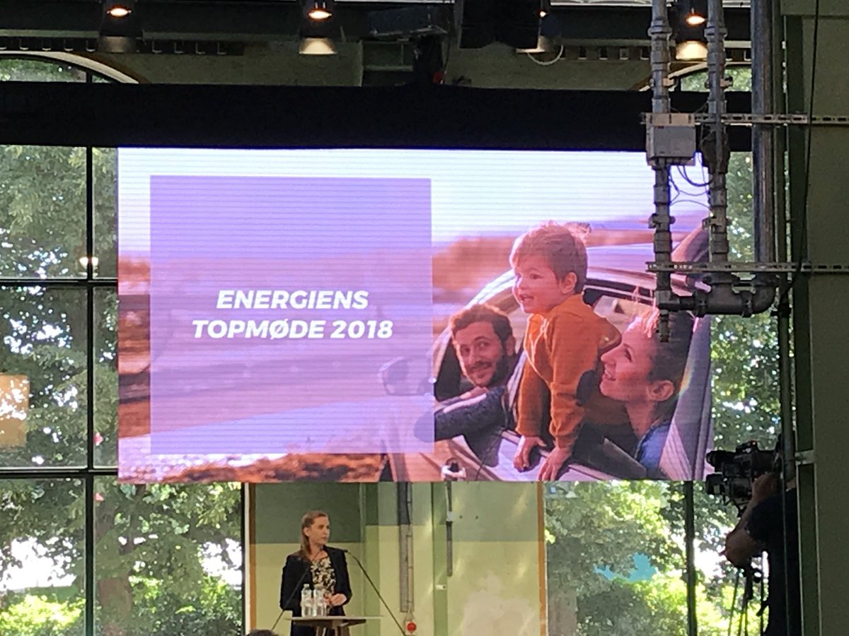 Energiens topmøde igang. Selv om coverbilledet er en glad familie i en dieselbil under titlen “energi til frihed” ;-) er det dejligt med så stort politisk fokus på energi og klima. #energienstopmoede #dkpol
