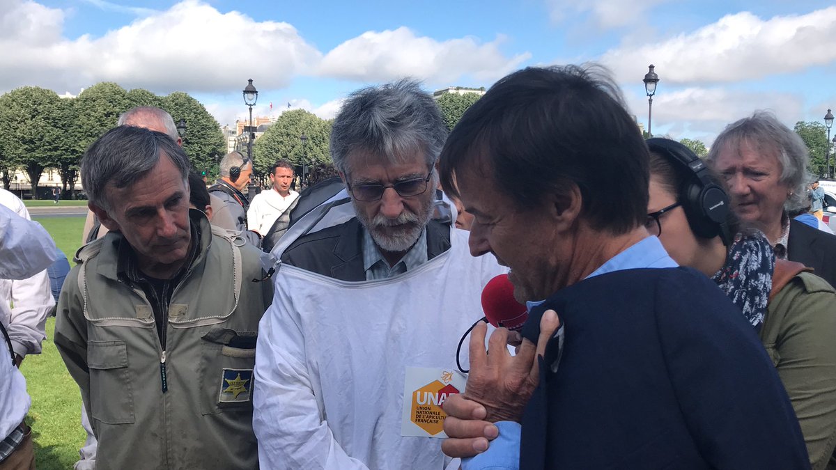 N_Hulot's tweet photo. A l’écoute des apiculteurs qui manifestent face à la disparition de leurs abeilles 🐝 🐝 🐝 ⚠️
👉 interdire les pesticides tueurs d’abeille
👉 protéger la biodiversité partout en France 
N’attendons pas que les abeilles aient disparu pour agir https://t.co/tChCdh8RcW
