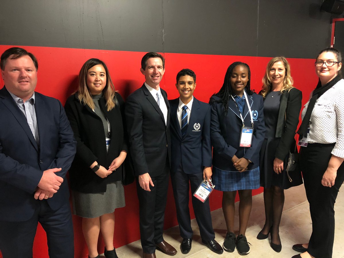 Great moment for our teachers and students to catch up with Minister ⁦⁦<a href="/Birmo/">Simon Birmingham</a>⁩ before he presents to ⁦@EduTECH_AU⁩