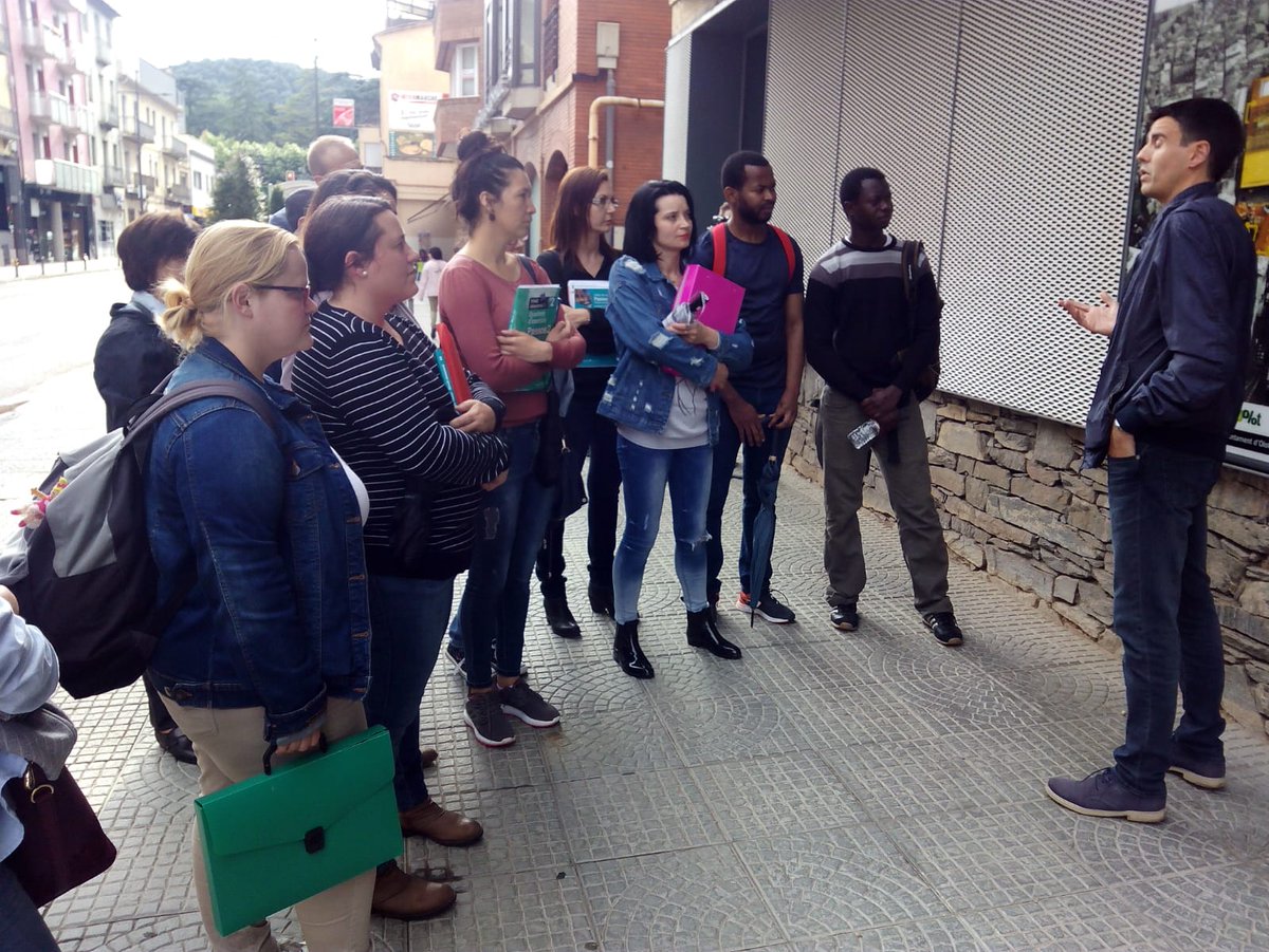 CNLGirona's tweet photo. Els alumnes de nivell elemental de #català d' #Olot ja han descobert què és la 'xarxa espavilada'. #EnergiesRenovables  #Setmanadel'Energia @Olotuit @wattia_innova @GasNaturalAr @jmcorominas @EstanisVayreda https://t.co/eIwhBeKp5H