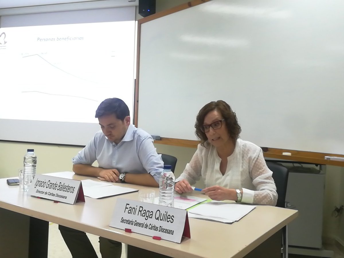 ValenciaCaritas's tweet photo. En este #JuevesDeFormación nuestro director, Ignacio Grande y nuestra secretaria general @fanirq nos adelantan los datos de nuestra #MemoriaInstitucional2017 En una semana la presentamos a medios https://t.co/dQFHDmmsuk