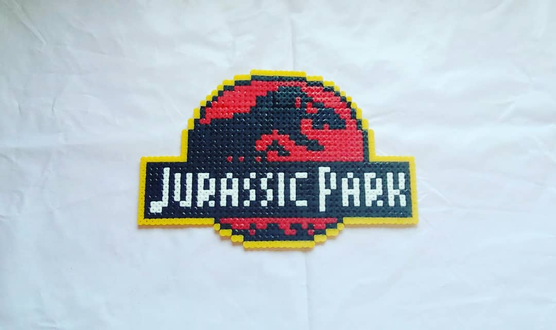 Mundo__Hama's tweet photo. ¡Buenos días! Con el estreno de Jurassic World, hoy os traemos este cartel de Jurassic Park, ideal para colgar en la pared😊 https://t.co/KknOKBZSGY