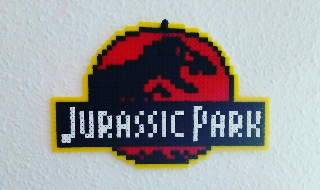 Mundo__Hama's tweet photo. ¡Buenos días! Con el estreno de Jurassic World, hoy os traemos este cartel de Jurassic Park, ideal para colgar en la pared😊 https://t.co/KknOKBZSGY