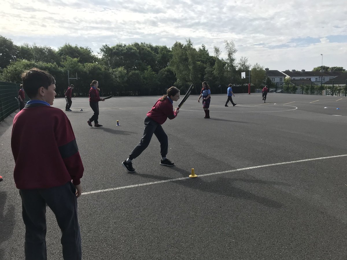 MsWhytesClass's tweet photo. Some batting skills this week...we will be expert cricketers in no time thanks to @MalahideCC 🏏 #cricketforpe #newskills #funinthesun #activekids #mswhytesclass https://t.co/tSkfWSiLOj