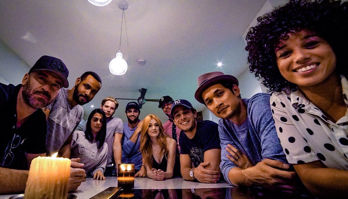 LdcLiza's tweet photo. I can’t say goodbye to this gays 
#SaveShadowhunters
#PickUpShadowhunters 
@hulu @hulu_support @hulu_japan [club110777072|@FreeformTV] [id208319416|@ConstantinFilm] @netflix @NetflixUK @NetflixFilm @NetflixANZ @NetflixLAT @NetflixBrasil @Netflixhelps @Netflix_CA [id6015801|@FOXTV https://t.co/B8v6TpcZvv
