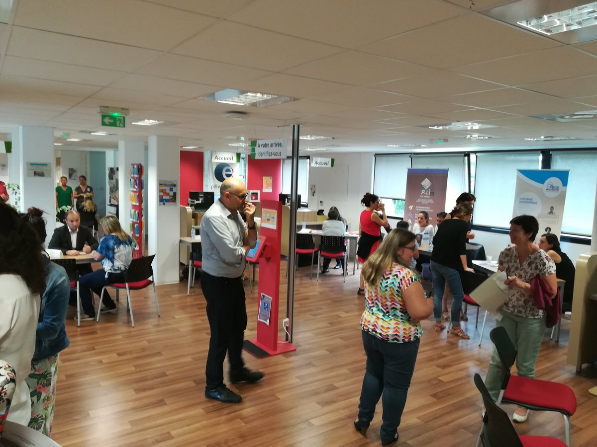 ferreFred's tweet photo. #lidéeNPCdejeanmarc
Les marchés du jeudi c'est parti #avecPoleEmploi capiscol. Le thème d'aujourd'hui :la création d'entreprise👉Se connaître mutuellement pour améliorer la délivrance de services. Merci à #CCI #BGE #iboh #cfc #axents #adie #psl34 #rli https://t.co/DH0xlrqbPj