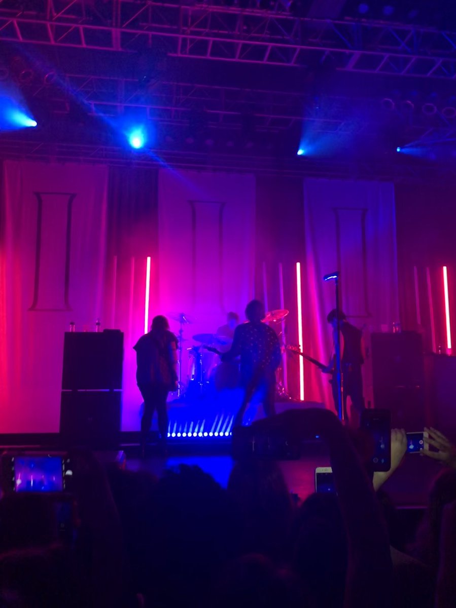 lyss_watts's tweet image. #5SOS3TourMemories 💙💙 see you boys in 98 days:)
#5SOS3SilverSpring @5SOS