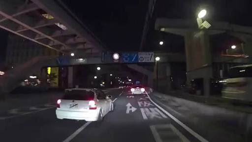 zuma_dhz's tweet photo. 大阪府の場合

合流車「合流しまーす」

制　限　速　度　+  Ｘ　k　m　/　h　の　世　界

煽　り　ま　く　る　仮　ナ　ン　バ　ー

猛 烈 な　加　速　す　る　仮　ナ　ン　バ　ー

そ　れ　を　ぶ　ち　抜　く　仮　ナ　ン　バ　ー

よ　う　こ　そ　浪   速　へ https://t.co/Jk7nsUsPOA