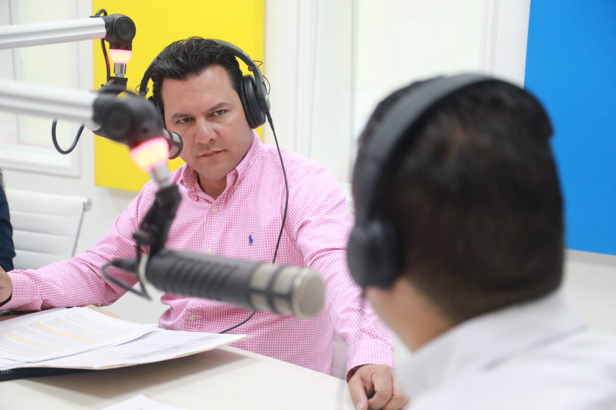 ElDoradoRadioCo's tweet photo. #AEstaHora #EnVivo @juancbarragans secretario de @cundesarrollo en los micrófonos de nuestra emisora. #24/7AM https://t.co/kIq9opS24i