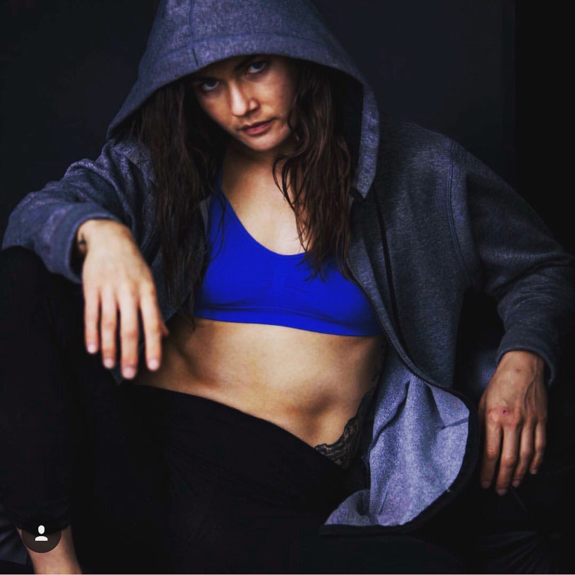 TeriReeves's tweet photo. Back in NY shooting. This role requires a solid “grr face”.
Several people: “But you’re so warm and friendly!”
Ladies, how many of you are warm and friendly and also kick butt? Oh wait...all of you? Awesome.
#grrface #womenarestrong https://t.co/7QOvrV3CJt