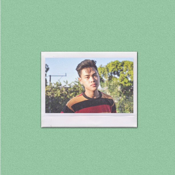 killmejongin's tweet photo. 🍃 to the world, you may be one person... but to one person, you are the world 🍃

#EXOLSeIcaDay 🌞
@weareoneEXO ✨ https://t.co/e49qLtB6wk