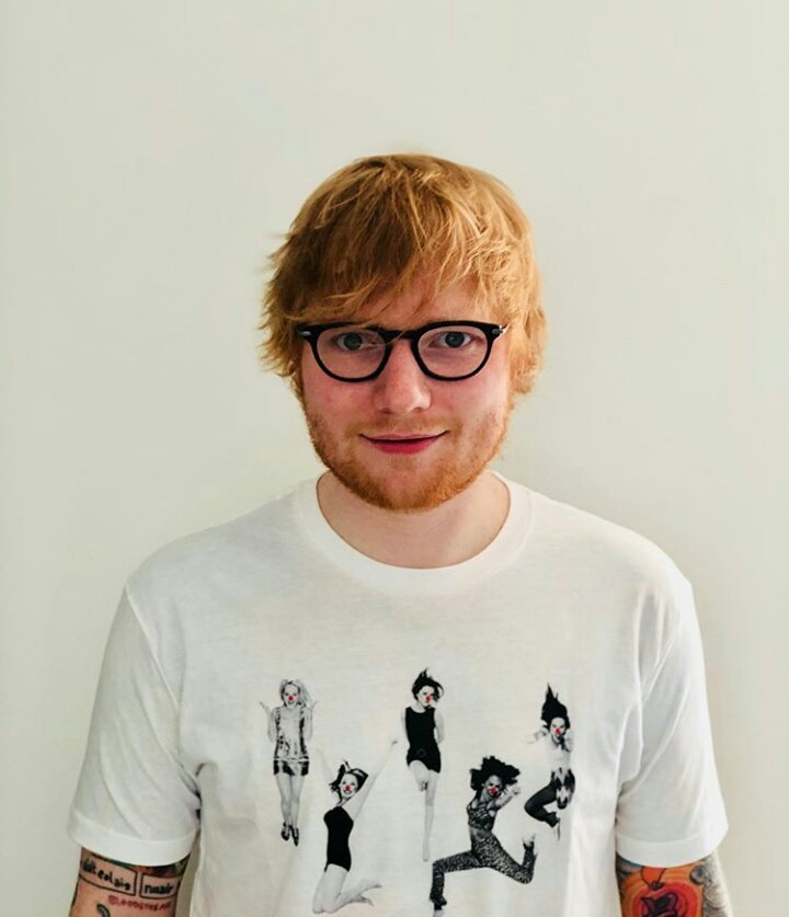 Sheeriospy's tweet photo. ➗supera las tres millones de copias vendidas en Reino Unido. Si sigue así podría entrar en la lista de los 10 mejores álbumes de la era moderna. El décimo puesto lo tiene ✖️ con 3,329,666 copias vendidas.

● Ed Sheeran Py● https://t.co/1Q3IYycduw