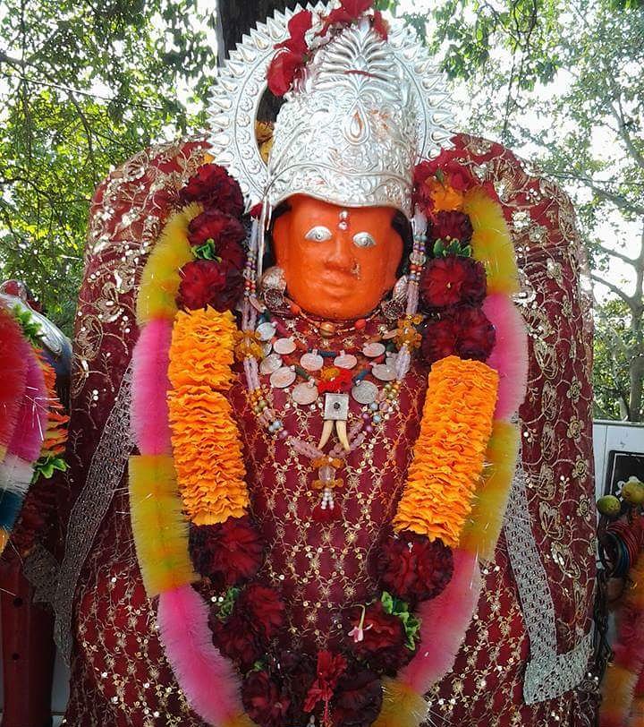 SanskritikCg's tweet photo. वन देवी मां अंगारमोती अंगिरा ऋषि की पुत्री है। जिनका आश्रम सिहावा के पास घठुला में हैं। देवी का मंदिर वर्तमान में गंगरेल बांध के तट पर वन क्षेत्र में स्थित है। यहां पर दूर-दूर से भक्त मनोकामना पूर्ण करने के लिए आते हैं। 

#AngarMoti #Temple #Gangrel #Dhamtari #Chhattisgarh https://t.co/QhXUIHyntw