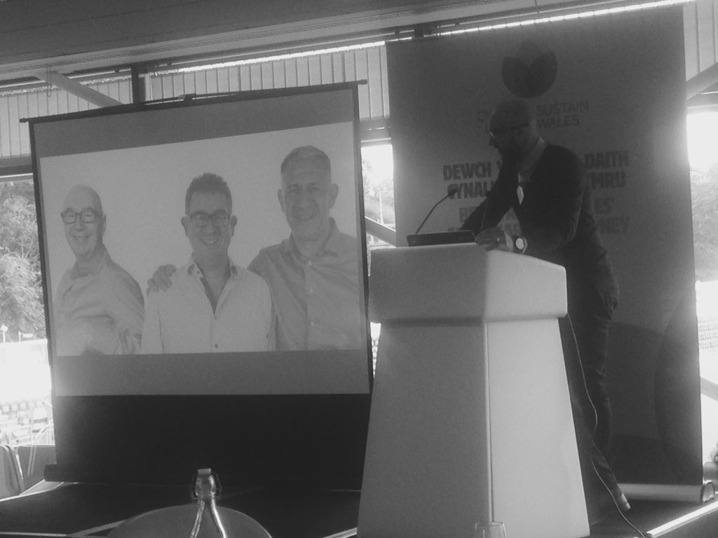 CynnalCymru's tweet photo. Kyle Darlington o @Orangebox_Ltd yn siarad ar ddull o drin caffael yn lleol #SWSummit #caffael https://t.co/3oLIFXcM4s