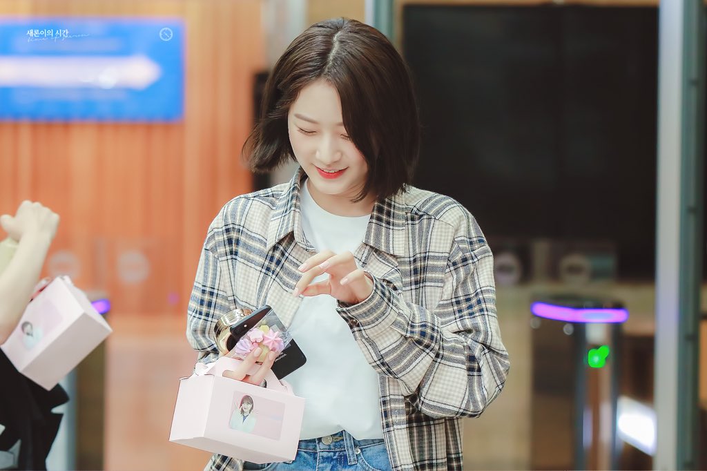 time_of_saeron's tweet photo. 180604  악동뮤지션 수현의 볼륨을 높여요 퇴근 (21/28)
⠀⠀⠀⠀⠀⠀
서울 여의도 KBS 별관에서 오후 8시 55분의 새론이 💘
⠀⠀⠀⠀⠀⠀
#김새론 https://t.co/jMf1IgjB5Y