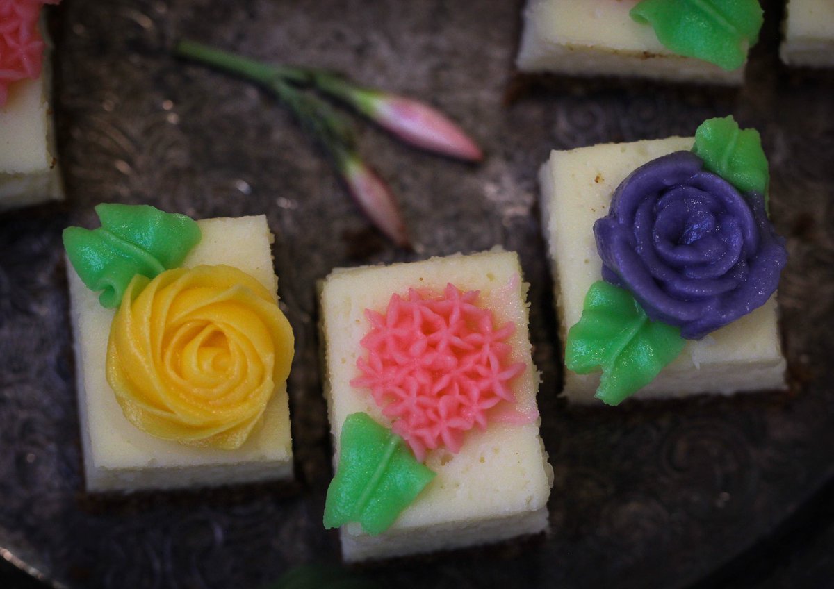 دومًا أفضل الحلويات بحجم صغير لأنها أسهل وأرتب بالتقديم خاصة في الحفلات الكبيرة. ولأن التشيزكيك ممكن يعتبر الحلى المفُضل للأغلبية، حاولت أوصل لوصفة له بحيث تكون متماسكة وأقدر أقدمها بحجم صغير - Cheesecake Bites:
goo.gl/gdSfsx