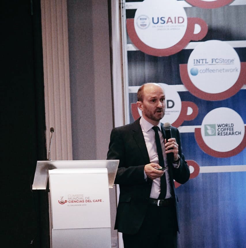 En unos minutos arrancamos 2 dias de conferencias científicas de un selecto grupo de investigadores y científicos de varios países del mundo. En la imagen el ingeniero botánico Aaron Davis de Inglaterra. Cumbre Mundial de Ciencias del Café San Salvador
