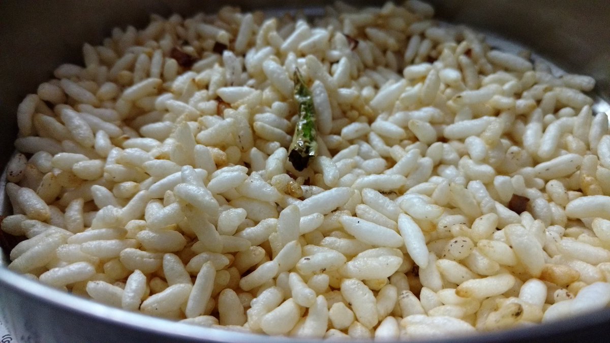 TheOdiaClub's tweet photo. ମୌସୁମୀ ବର୍ଷା ପାଗ ପୁଣି ହାଲକା ହାଲକା ଶୀତୁଆ ପବନ । ସେଥିରେ ସୋରିଷ ତେଲରେ ଫ୍ରାଏ ମୁଢି । କି ମଜା ☺️☺️  @BBSRBuzz #odia #snacks https://t.co/C5mCF7inSb