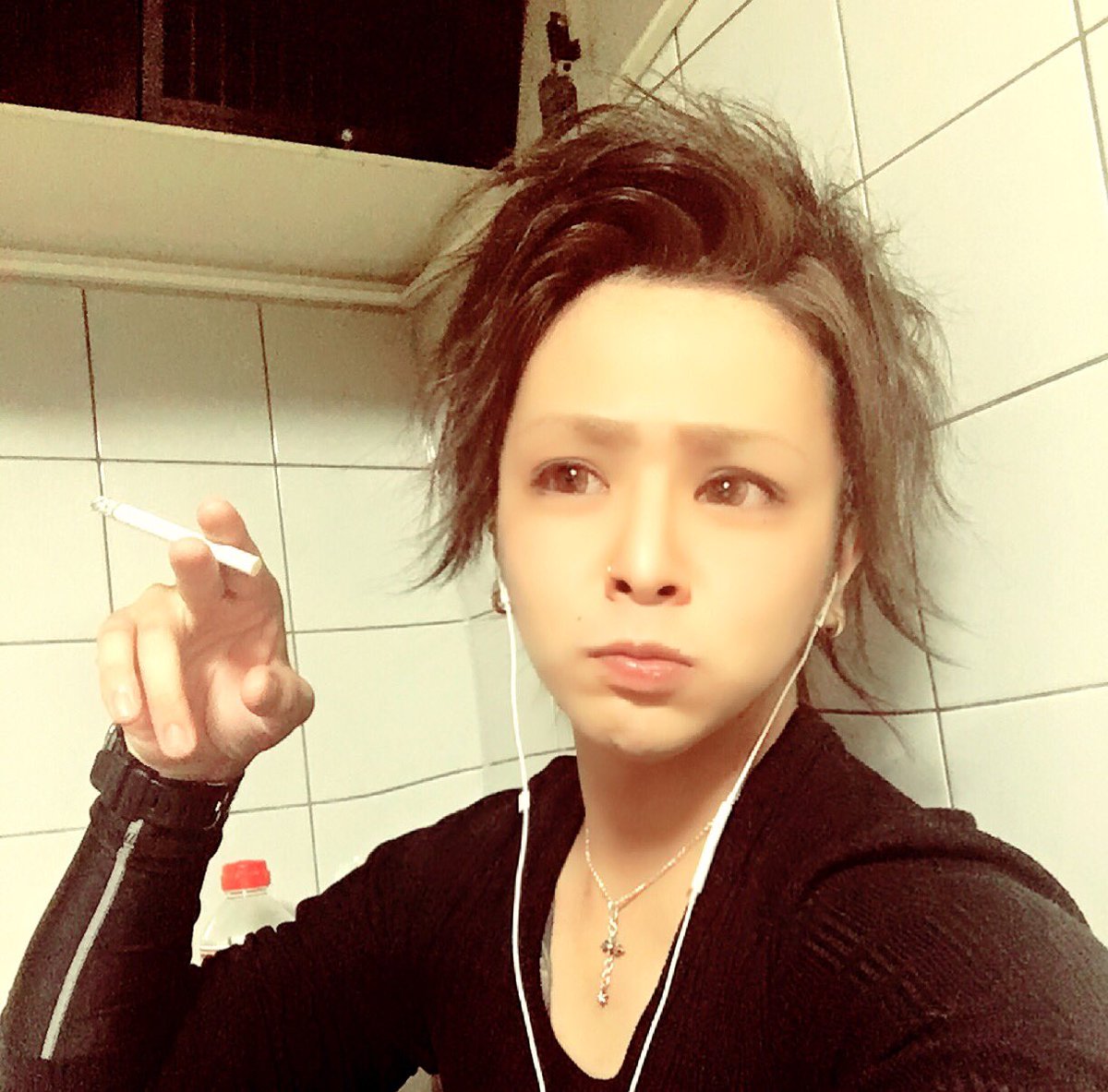 Akira 髪全部下ろしたら 真面目な青年になった 前髪あげたら 髪長い方が良くね 笑