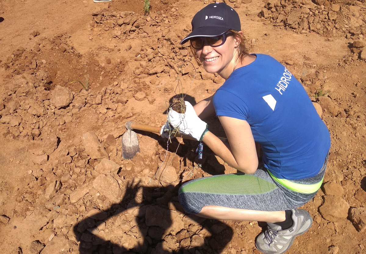 Myriam_franco's tweet photo. Ser en lugar de parecer. Hoy planto mi granito de arena para frenar la llegada de nitratos a mí #MarMenor. Feliz  de ver la emoción de Alonso, el agricultor de la parcela cuando nos ha visto llegar. A veces el agua llega al corazón. @Hidrogea #MareaAzulHidrogea @asociacionanse https://t.co/C7JuszUOuk