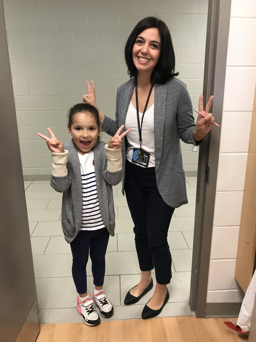 FDK_Bin103's tweet photo. When you’re so cool you’re twinning it with a very fashionable student #twinning #coolteacher #coolstudent @marycastrucci @AnnaRaPires27 https://t.co/oPTFgz6pH8