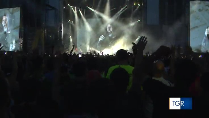 TgrRaiVeneto's tweet photo. #vascononstoplive2018 Grande #concerto ieri sera all'Euganeo di #Padova. 45.000 spettatori di ogni età per il "Blasco", capace di tenere il palco come pochi, proponendo successi vecchi e nuovi. Questa sera si replica. Servizio di Ivana Godnik 📺→https://t.co/tDxcHcVNY4 https://t.co/qAxgTmGMv7
