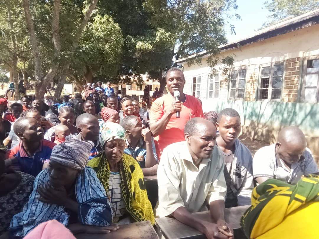 ten_met's tweet photo. Wananchi wa kijiji cha Chiwanda Wilaya ya Momba Mkoani Mbeya wakiwa katika mdahalo wa kuhamasisha kuinua maendeleo ya kitaaluma katika Kusoma, Kuandika na Kuhesabu kwa uwajibikaji wa wazazi katika ngazi ya nyumbani kufwatilia maendeleo ya mtoto wake
#LANESTz https://t.co/fACM0AE5Br