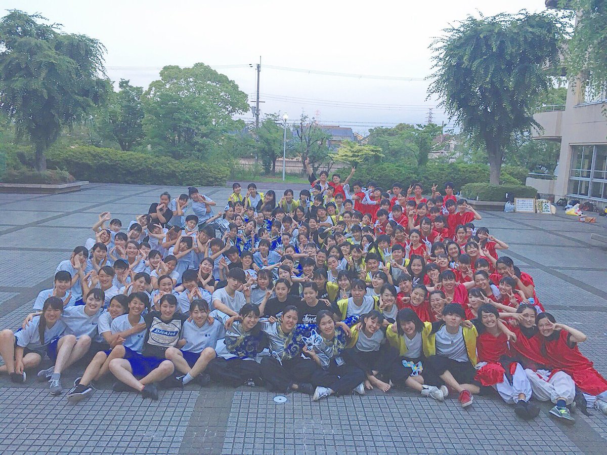 Asaaaa0823's tweet photo. 6/5
高校最後の体育祭!
無事天気も良くてほんま楽しめた！
一番楽しかったな今年の体育祭😘

なにより嬉しかったのは
応援の部優勝できたこと！！
あっすんゆいゆなには感謝。

だいすき妖麗蒼狐🦊💙
35の妖狐たちが舞い踊る

『頑張ったで おつかれさん 妖麗蒼狐』

青団最高。大冠最高。 https://t.co/oFLScE6W8X
