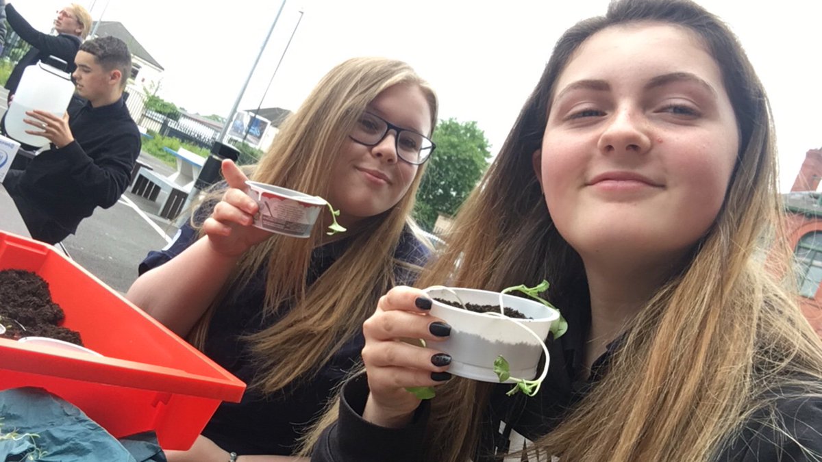 Lucy_louise03's tweet photo. Not an everyday science class @UTCLeeds @MsFrickers https://t.co/xOOG92s4MN