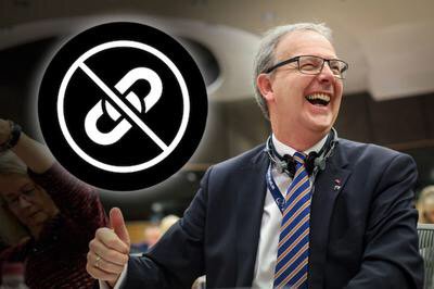 Senficon's tweet photo. Über 💯 Abgeordnete aus ganz Europa rufen @AxelVossMdEP auf, das #Leistungsschutzrecht zu stoppen! Dein MdEP ist noch nicht auf der Liste? Ruf sie auf zu unterschreiben! https://t.co/QiE26Bxv6U #LSR #SavetheLink #FixCopyright https://t.co/qg6WmX2DPO