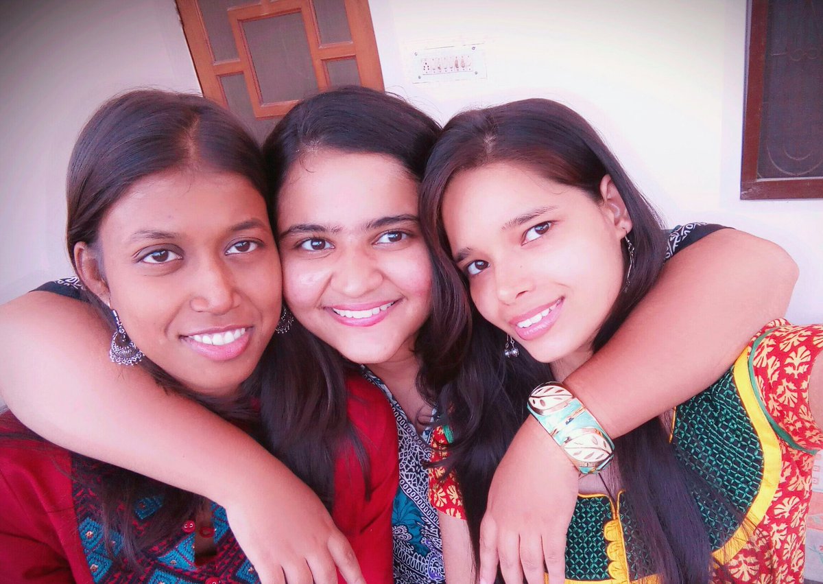 AnitaYa05853817's tweet photo. @MiaByTanishq We love every fashion and most important is that we wear every attire with confidence.
@surbhi is choosy
@khushboo loves to try new indo western dress and jewellery
I love to try everything and never hesitate in trying something new💖
#StyleSquadGoals #ContestAlert @MiaByTanishq https://t.co/NmVMXKVuf2