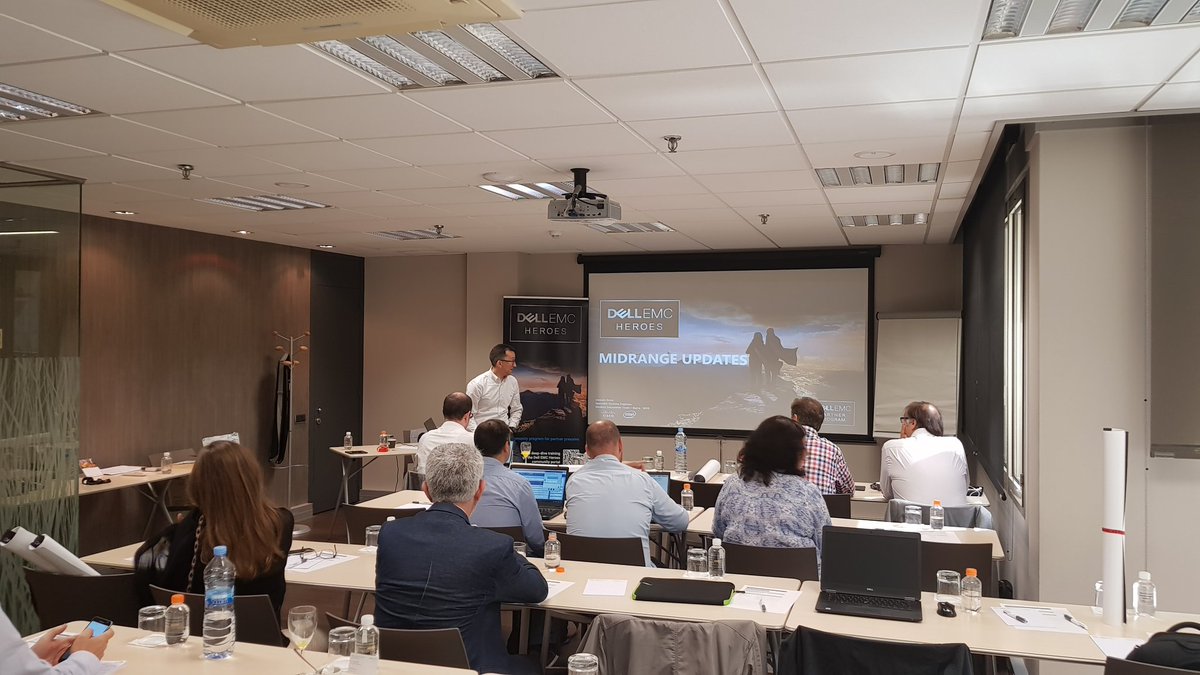 RicardCofino's tweet photo. Joaquín Amor explain us #MidrangeStorage updates #Unity #Compellent #DellEMCHeroes #Barcelona https://t.co/xlgAmOjeAY