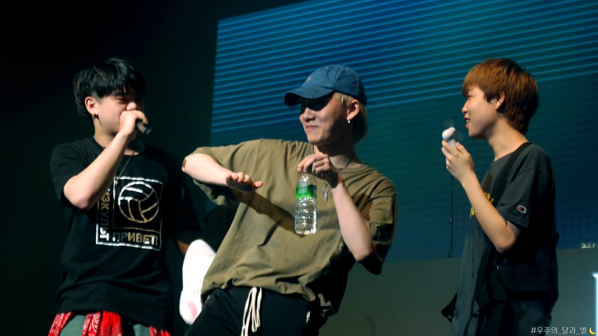 space_hv_'s tweet photo. 180606 더몬스터#9 2시
팬이 준(?) 선풍기를 든 수의 모험
with 웅이의 몸짓(~˘▾˘)~
#우주의_달과_별 #KIFFCLAN #키프클랜 #임수 #mayersoo #조웅 #김윤호 #Yenjamin #이병재 #빈첸 #VINXEN https://t.co/rYK3uDbm0t