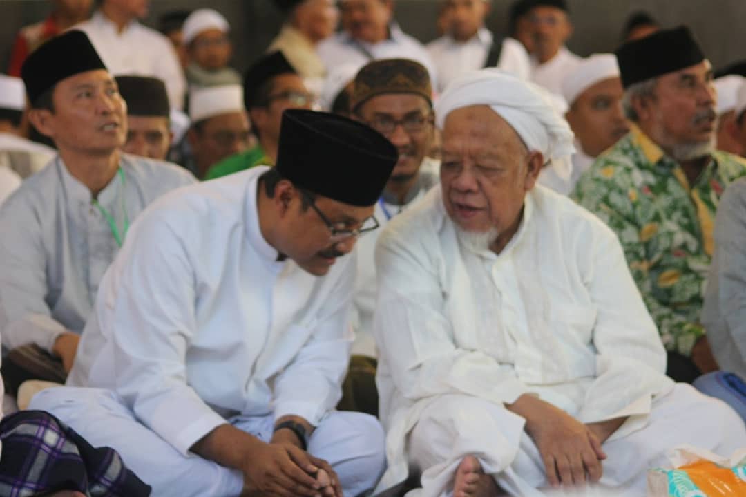 GusIpul_ID's tweet photo. Dhawuh, nasehat, dan pemikiran para kiai dan ulama terbukti mengutamakan kemaslahatan dan kemakmuran umat diatas perkara-perkara yang lain

Kabeh Sedulur Kabeh Makmur ✌️

#GusIpulMbakPuti #jatimsedulur #KabehSedulurKabehMakmur #ponpes #pilgubjatim2018 https://t.co/XVFE7yVB4x