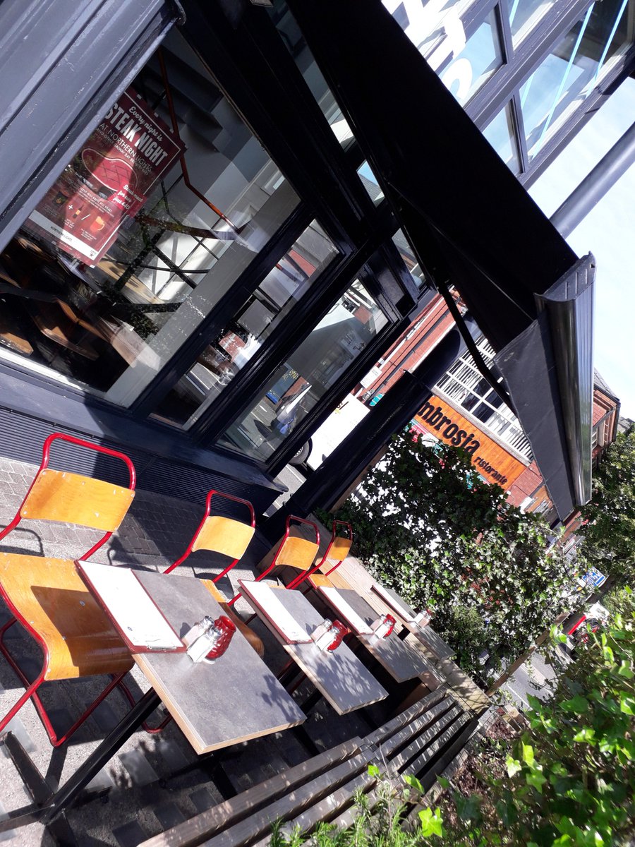 NLightsBelfast's tweet photo. Are you an 'al fresco' diner or do you prefer indoor air conditioning with your lunch?
Either way we've got you covered. 
With food from 12 and beer from around the world, Northern Lights is where you want to be today. https://t.co/xMTJRKp5Kr