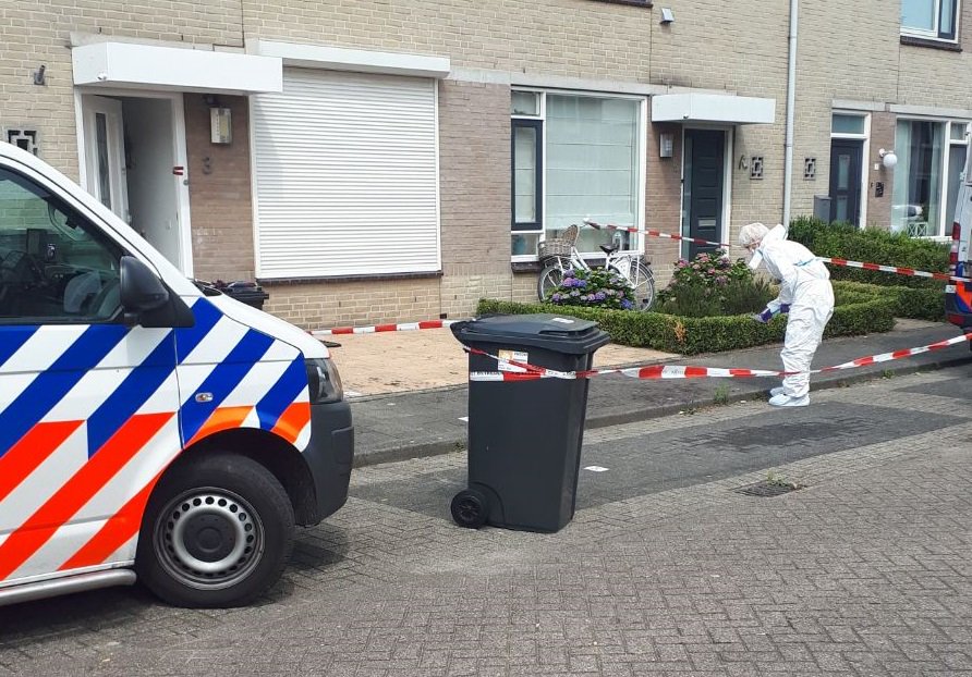 POL_OostBrabant's tweet image. Vandaag opnieuw uitgebreid onderzoek in de woning aan de #Melde in #Best, waar maandagavond een schietincident plaatsvond. We doen er alles aan duidelijk te krijgen wat er precies is gebeurd en waarom.