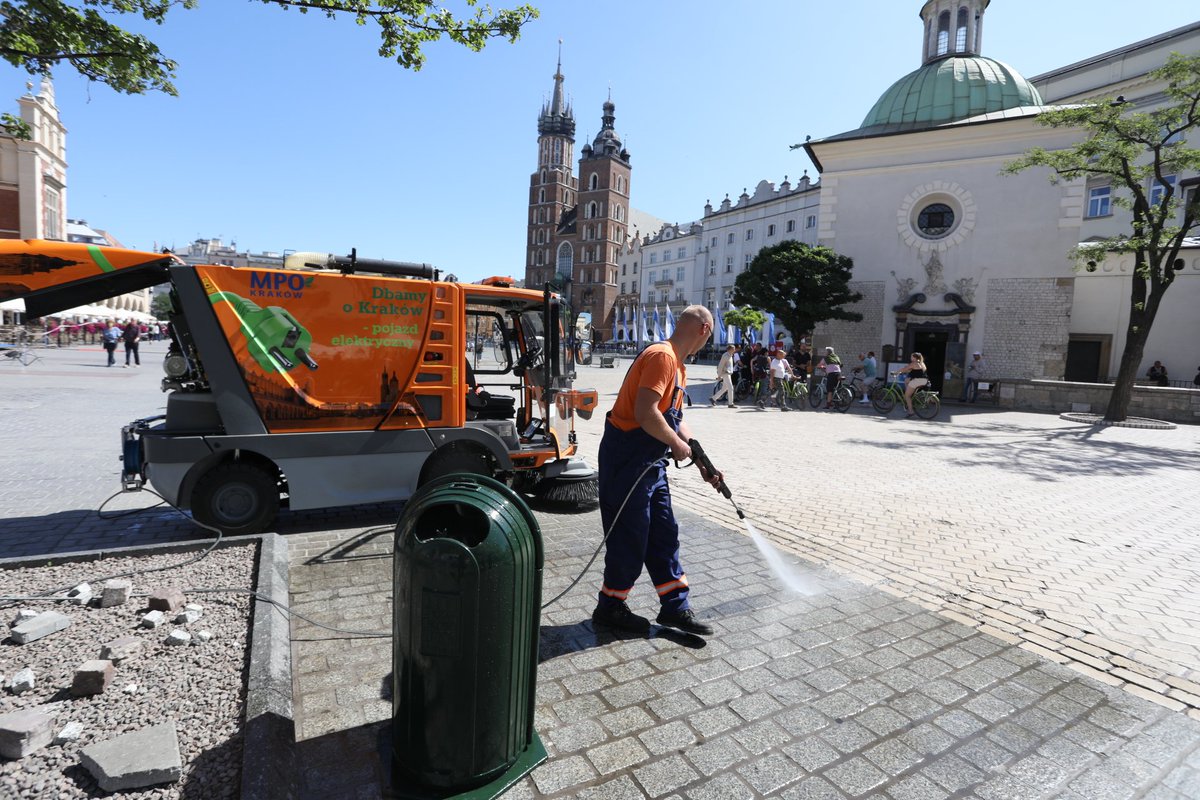 krakow_pl's tweet photo. Pierwsza w #Krakowi.e #elektryczna #zamiatarka do #ulic! Taki nabytek ma @mpo_krakow. Efektywna, cicha i ekologiczna. Może pracować do 9 godzin na jednym ładowaniu.
fot. @BSKrakow https://t.co/ofPxS9AC9a