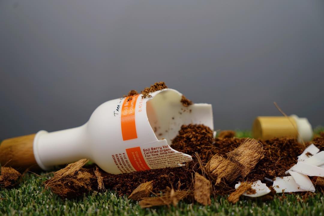 Oright_Swiss's tweet photo. Der Prozess ... ♻️
.
.
.
#oright #treeinthebottle #orightswitzerland #gojiberry #organic #vegan #fruits #noplastic #haircare #vegan #greenpower #noanimaltesting #premium #haare #curls #waves #bern #switzerland #frisör #greenpower #blogger #tea #wellness #girls #like4like #cool https://t.co/hPVzDzOPXn