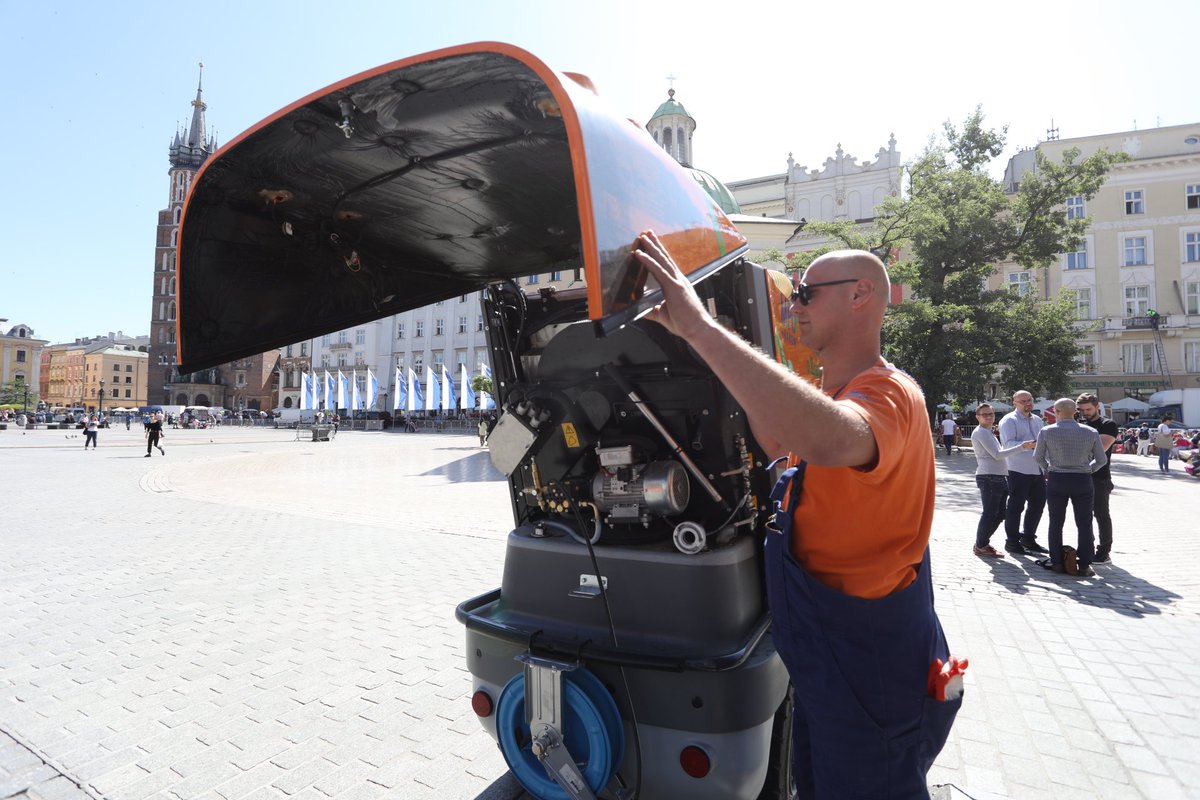 krakow_pl's tweet photo. Pierwsza w #Krakowi.e #elektryczna #zamiatarka do #ulic! Taki nabytek ma @mpo_krakow. Efektywna, cicha i ekologiczna. Może pracować do 9 godzin na jednym ładowaniu.
fot. @BSKrakow https://t.co/ofPxS9AC9a