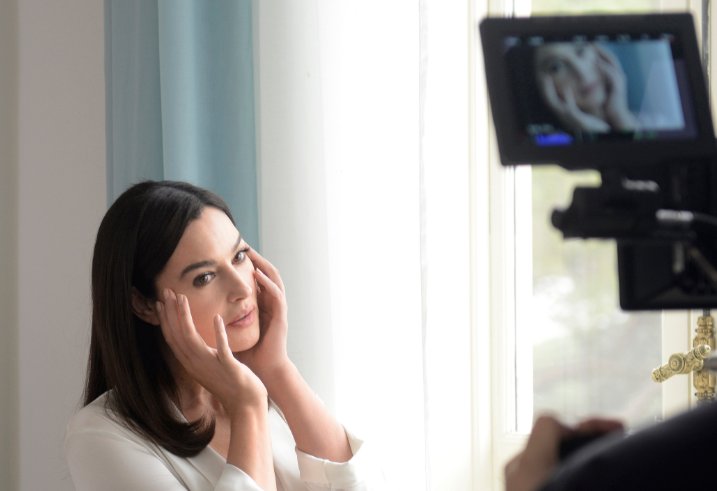 VanityFairIt's tweet photo. Monica Bellucci, una donna in grado di arrivare ai vertici di Hollywood senza cedere un solo centimetro di se stessa, conservando la bellezza che nasce nella pelle > https://t.co/0rvGDx1udd #NIVEA #NIVEAcellular https://t.co/0Ku4yr5YeM
