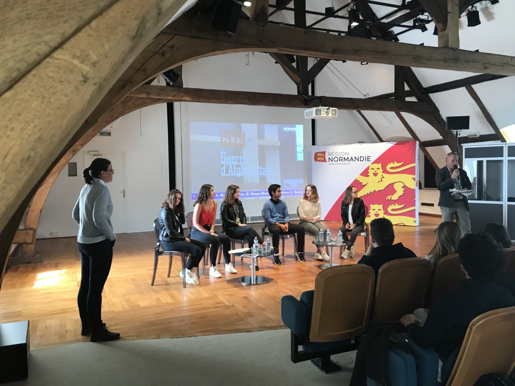 1ES4Flau's tweet photo. Les premières ES4 présentent leur reportage sur la paix au concours « Jours journalisme » proposé par le @pressecomndie dans le cadre du #ForumMondialpourlaPaix organisé par @RegionNormandie https://t.co/k2nU3uxHTo