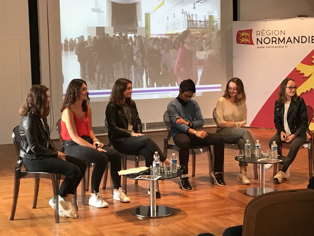 1ES4Flau's tweet photo. Les premières ES4 présentent leur reportage sur la paix au concours « Jours journalisme » proposé par le @pressecomndie dans le cadre du #ForumMondialpourlaPaix organisé par @RegionNormandie https://t.co/k2nU3uxHTo