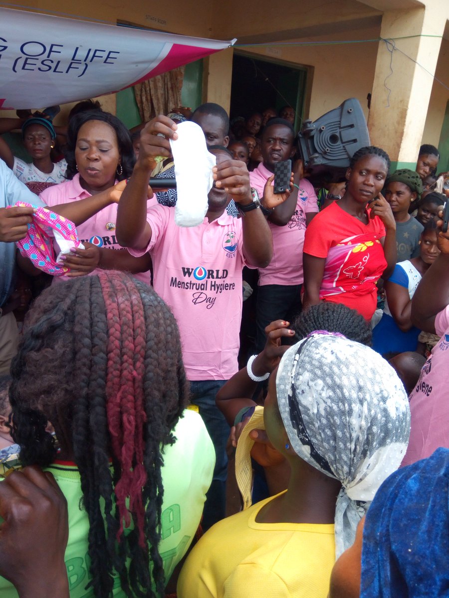 Sueddieagema's tweet photo. Commemorating #WorldMenstrualHygieneDay at the IDP Camp in Gbajimba, Guma LGA, Benue - Nigeria. We sensitized, demonstrated &donated materials. #ESLF #GERI #SEVHAGE #GAJI #GECOME @sevhagedevt #Writers4Change #CSO #NGO #Benue #Benue @the_bookseller1 https://t.co/D8MOG1XIxR