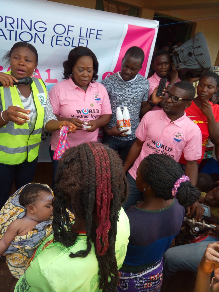 Sueddieagema's tweet photo. Commemorating #WorldMenstrualHygieneDay at the IDP Camp in Gbajimba, Guma LGA, Benue - Nigeria. We sensitized, demonstrated &donated materials. #ESLF #GERI #SEVHAGE #GAJI #GECOME @sevhagedevt #Writers4Change #CSO #NGO #Benue #Benue @the_bookseller1 https://t.co/D8MOG1XIxR