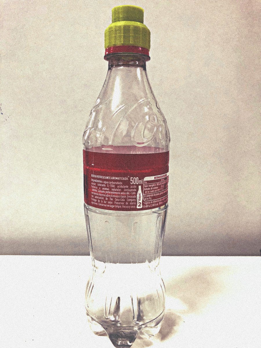 MakingTresD's tweet photo. Dos tipos de porta pajitas para botellas, el verde va enroscado a la boca de la botella y el otro introducido directamente. En el verde tiene una pieza que se introduce en el agujero de la donde se introduce la pajita y hace de tapón. #Impresion #3D #Diseños #Making3D https://t.co/hVQbUibPmM
