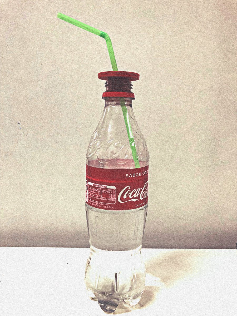 MakingTresD's tweet photo. Dos tipos de porta pajitas para botellas, el verde va enroscado a la boca de la botella y el otro introducido directamente. En el verde tiene una pieza que se introduce en el agujero de la donde se introduce la pajita y hace de tapón. #Impresion #3D #Diseños #Making3D https://t.co/hVQbUibPmM